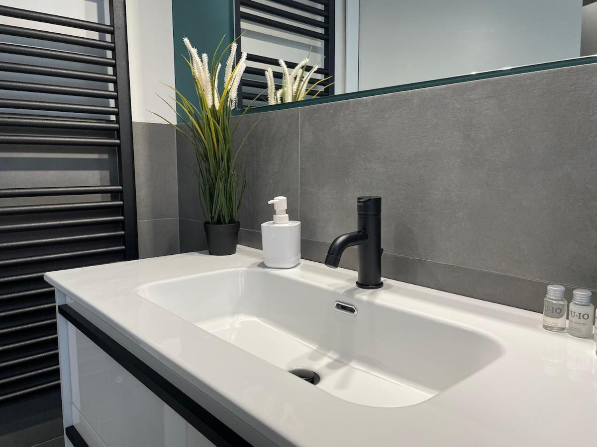 City Center - Modern Flat With Free Parking And Wifi - Apt B Bergame Extérieur photo